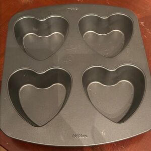 Valentines Day Bakeware 1 Big Heart ♥️ and 4 little hearts 💕